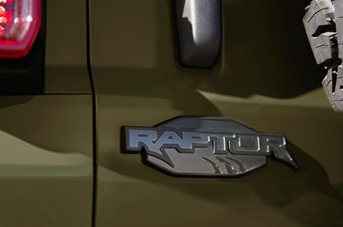 Robusto y Musculoso Diseño Exterior de Ford Bronco Raptor 2025 con logos y detalles exclusivos